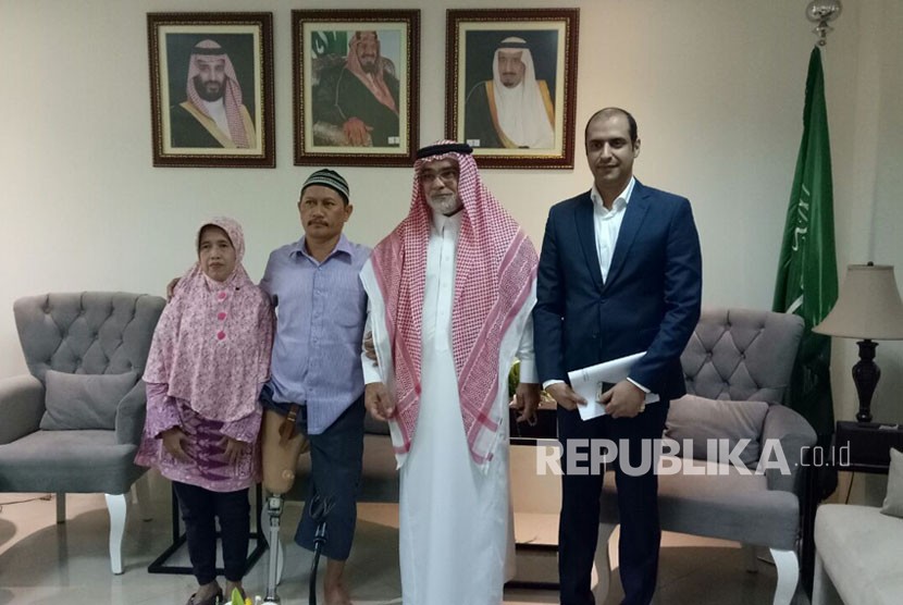 Duta Besar Arab Saudi Osama bin Mohammed Abdullah Al Shuaibi menyerahkan secara simbolis bantuan kaki palsu pada wara Slipi, Jakarta, Suhandi di Kedutaan Saudi, Jakarta, Selasa (6/2). 
