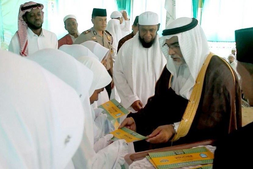 Duta Besar Arab Saudi, Syaikh Osama bin Muhammed Al-Shuibi melepas 63 santri Pondok Pesantren Nuu Waar AFKN, Bekasi yang akan belajar di Lembaga Ilmu Pengetahuan Islam dan Arab (LIPIA) yang ada di Jakarta dan Aceh.
