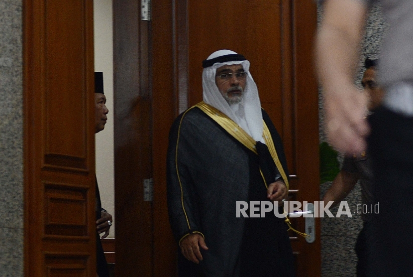 Duta Besar Arab Saudi untuk Indonesia Usamah bin Muhammad Abdullah Al-Shuaibi (kanan) berjalan keluar ruangan seusai melakukan pertemuan bersama Polri terkait pengamanan Raja Salman di Mabes Polri, Jakarta, Senin (27/2).