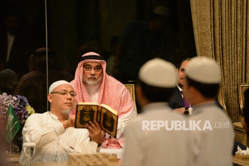 Duta Besar Arab Saudi untuk Indonesia Osama bin Mohammed Abdullah Al Shuaibi mengetes hafalan santri saat pertemuan di Kediaman Kedutaan Arab Saudi, Jakarta, Senin (8/5) malam.
