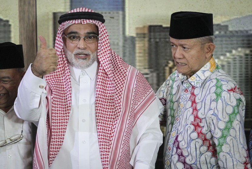 Duta Besar Arab Saudi untuk Indonesia Osama bin Mohammed Al-Shuaibi (kiri) didampingi Ketua Pimpinan Pusat (PP) Muhammadiyah Anwar Abbas (kanan) menyapa wartawan seusai menggelar jumpa pers di kantor PP Muhammadiyah, Jakarta, Selasa (13/11/2018).