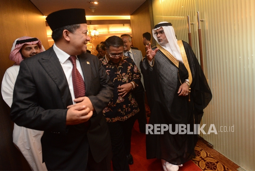 Duta Besar Arab Saudi untuk Indonesia Osama Mohammad Abdullah Al Shuaibi (kiri) berbincang bersama Ketua Dewan Perwakilan Rakyat (DPR) Ade Komarudin (kanan) saat melakukan pertemuan di Kompleks Parlemen, Jakarta, Rabu (16/11).