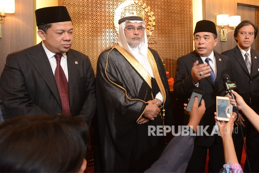 Duta Besar Arab Saudi untuk Indonesia Osama Mohammad Abdullah Al Shuaibi (kiri) berbincang bersama Ketua Dewan Perwakilan Rakyat (DPR) Ade Komarudin (kanan) saat melakukan pertemuan di Kompleks Parlemen, Jakarta, Rabu (16/11).