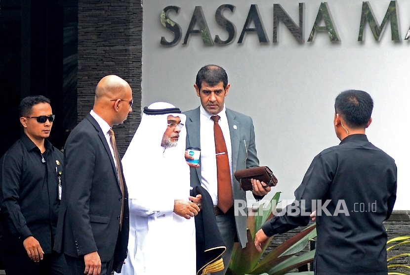 Duta besar Arab Saudi untuk Indonesia Osama Mohammad Abdullah Al-Shuaibi menunggu kedatangan delegasi awal rombongan Raja Arab Saudi Salman bin Abdulaziz Al Saud di Bandara Halim Perdanakususma, Jakarta, Selasa (28/2).