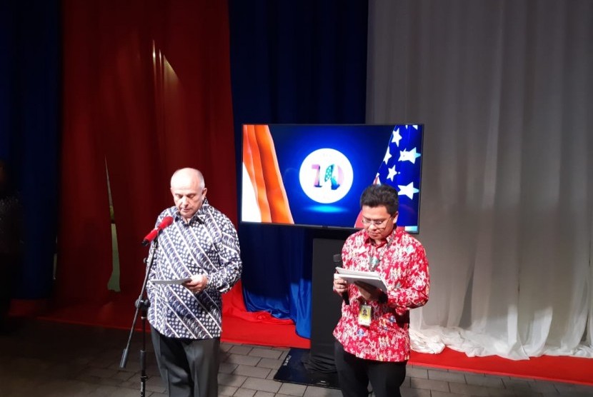 Duta Besar AS untuk Indonesia Joseph R. Donovan (kiri) saat memberi keterangan pers tentang peringatan 70 tahun hubungan diplomasi AS-Indonesia di Kedubes AS di Jakarta, Rabu (11/12). 