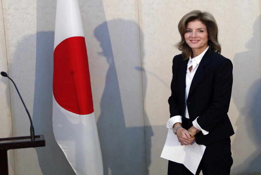   Duta Besar AS untuk Jepang Caroline Kennedy tersenyum, sebelum memberikan pernyataan saat tiba di   Bandara Internasional Narita di Narita, Tokyo, Jumat (15/11). (AP/Koji Sasahara)