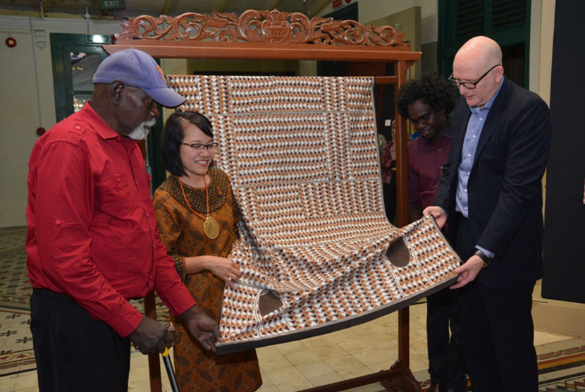  Duta Besar Australia untuk Indonesia, Paul Grigson didampingi Seniman Aborijin pembuat lukisan Yirrkala, Nawurapu menyerahkan batik Yirrkala kepada Kepala Museum Textil Jakarta, Diah Damayanti (7/7).