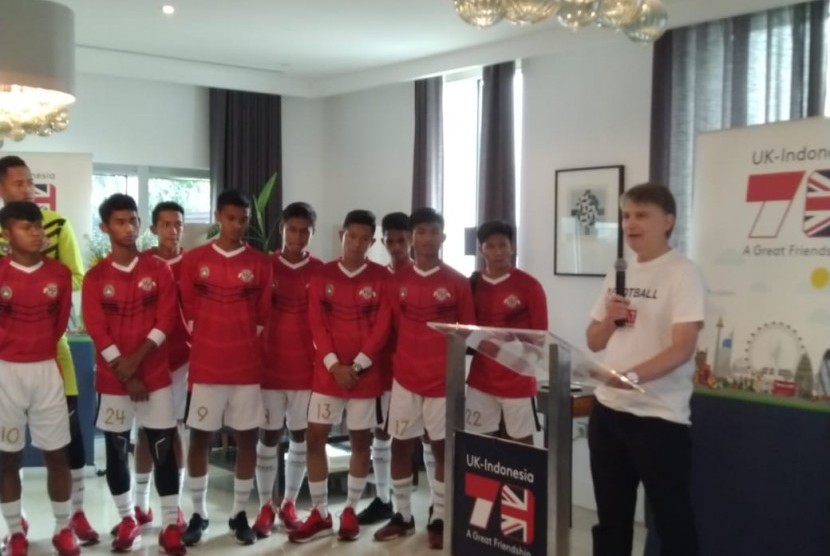 Duta Besar Britania Raya untuk Indonesia, Owen Jenkins saat melepas pemain Garuda Select ke Inggris di Kedutaan Besar Britania Raya, Jakarta, Selasa (8/10).