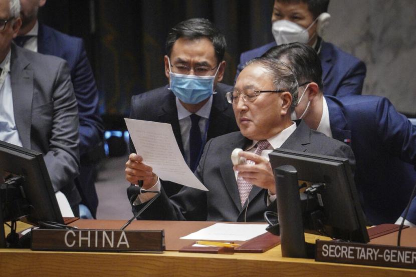 Duta Besar China untuk PBB Zhang Jun berunding dengan para pembantunya sebelum abstain dari pemungutan suara Dewan Keamanan PBB mengenai rancangan resolusi yang menyetujui pencaplokan Rusia atas wilayah Ukraina yang diduduki perang, Jumat 30 September 2022 di markas besar PBB.