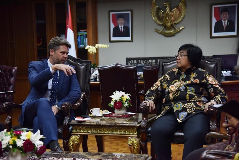 Duta Besar Denmark H.E. Casper Klynge berdiskusi dengan Menteri Lingkungan Hidup dan Kehutanan Siti Nurbaya mengenai kawasan Hutan Harapan di Provinsi Jambi.