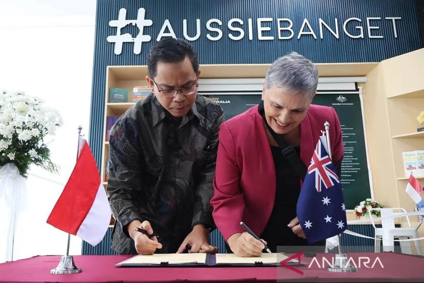 Duta Besar (Dubes) Australia untuk Indonesia Penny Williams (kanan) menandatangani kerja sama dengan Universitas Negeri Padang di Kota Padang, Sumatra Barat, Kamis (13/6/2024).