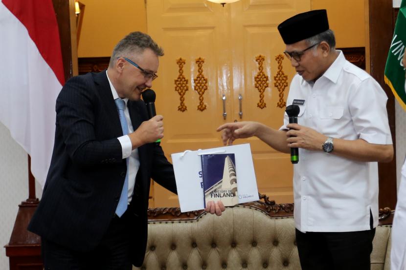 Duta Besar (Dubes) Finlandia untuk Indonesia Jari Sinkari menyerahkan buku sebagai cenderamata kepada Gubenur Aceh Nova Iriansyah saat pertemuan keduanya di Kota Banda Aceh, Provinsi Aceh, Rabu (26/1/2022). 