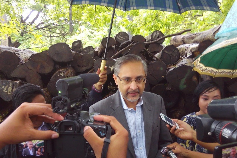 Dubes Inggris untuk Indonesia Moazzam Malik menjawab pertanyaan wartawan saat mengunjungi tempat penjualan kayu UD Berkah Illahi di Karang Kebagusan, Kecamatan Jepara, Jawa Tengah, Selasa (23/2). (Republika/Bowo Pribadi)