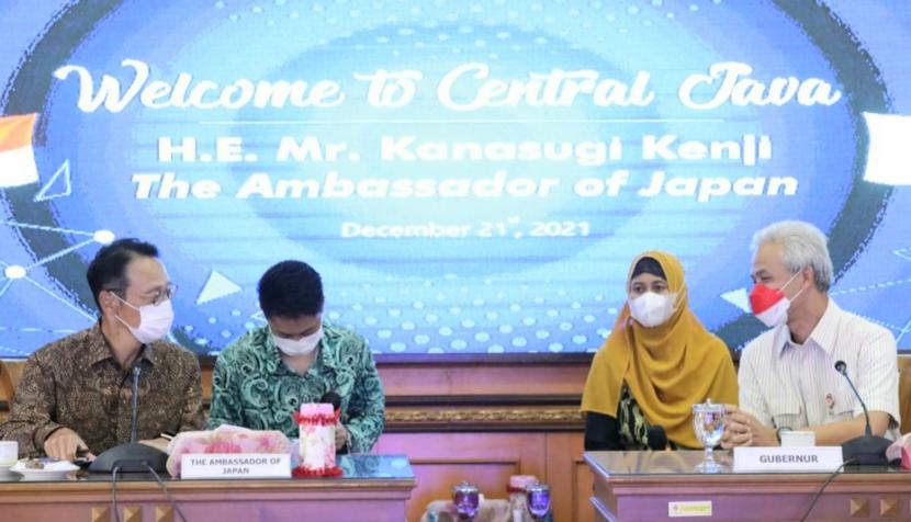   Duta Besar (Dubes) Jepang untuk Indonesia, Kanasugi Kenji (kiri), bersama dengan Gubernur Jawa Tengah, Ganjar Pranowo, bertemu membahas rencana peningkatan kerja sama, di ruang kerja Gubernur Jateng, di Semarang, Selasa (21/12).
