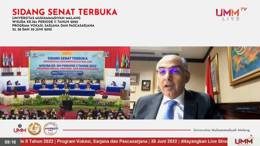 Duta Besar (Dubes) Mesir untuk Indonesia H.E. Ashraf Mohamed Moguib Sultan menghadiri pengukuhan wisudawan Universitas Muhammadiyah Malang (UMM) secara daring, Kamis (30/6/2022). 