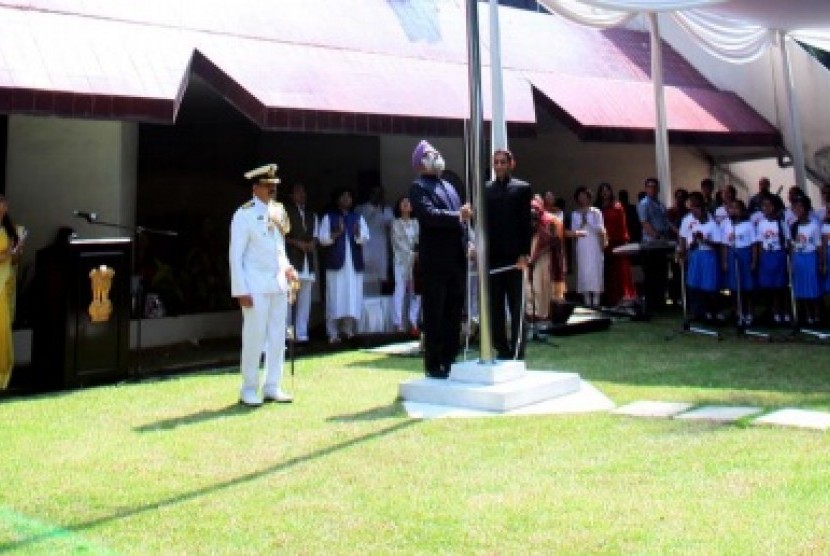 Duta Besar India Gurjit Singh menaikkan bendera