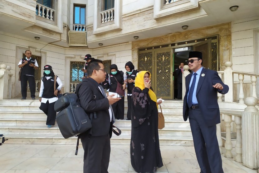 Duta Besar Indonesia untuk Arab Saudi Agus Maftuh Abegebriel bersiap menyambut kedatangan rombongan jamaah haji kloter pertama asal Embarkasi Surabaya di Madinah, Sabtu (6/7).