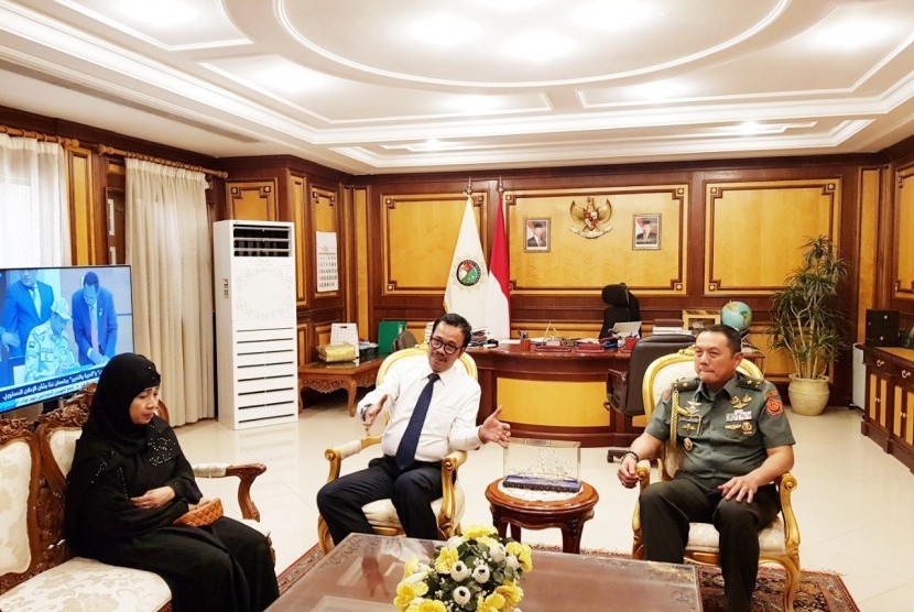 Duta Besar Indonesia untuk Arab Saudi, Agus Maftuh Abegebriel (tengah), berbincang dengan Turini (kiri) di KBRI Riyadh, Arab Saudi, Sabtu (20/7). 