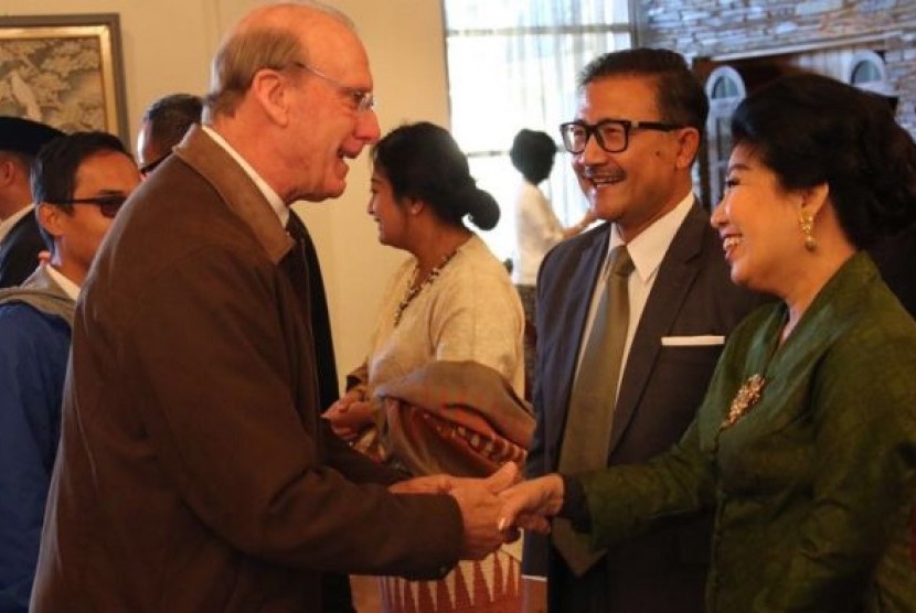 Duta Besar Indonesia untuk Australia Kristiarto Legowo dan istri (kanan) mendapatkan ucapan Idul Fitri.