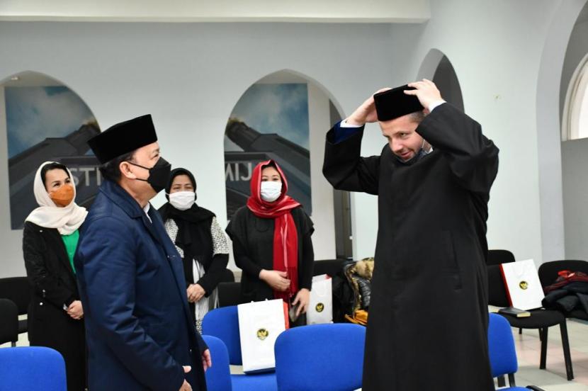Duta Besar Indonesia Untuk Bosnia dan Herzegovina, Roem Kono menyerahkan cendramata berupa kopiah kepada Imam Masjid Istiqlal Sarajevo Ahmad Skopljak dalam kunjungan perdananya ke Masjid Istiqlal Sarajevo, Sabtu (20/3)