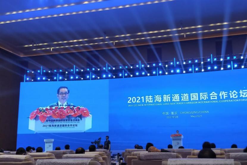 Duta Besar Indonesia untuk China Djauhari Oratmangun membuka forum yang memadukan bisnis dan budaya di Kota Chongqing, China, 21 Mei. 