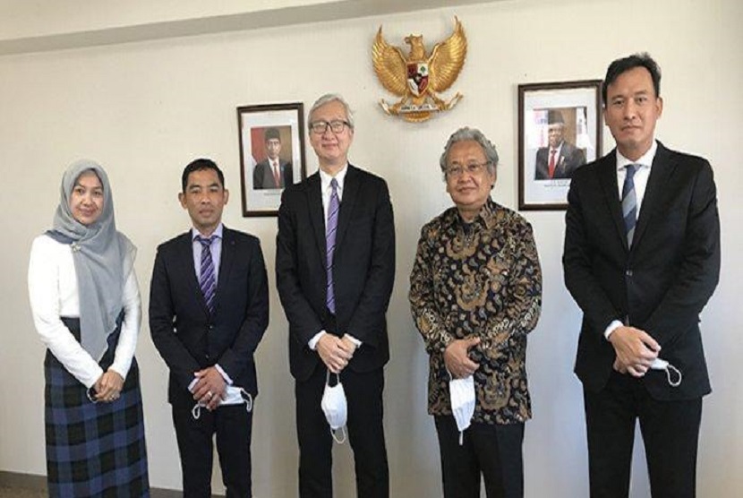 Duta Besar Indonesia untuk Jepang Heri Akhmadi (kedua dari kanan) beserta Wakilnya Tri Purnajaya lahirnya forum Bisnis Baru Bersama (BBB) WNI