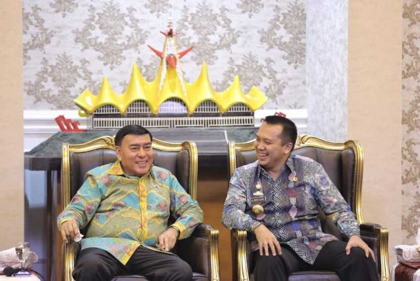 Duta Besar Indonesia untuk Kroasia Sjachroedin ZP (kiri) memaparkan peluang ekspor kopi robusta asal Lampung ke Kroasia kepada Gubernur Lampunh M Ridho Ficardo di Pemprov Lampung, Jumat (7/12).