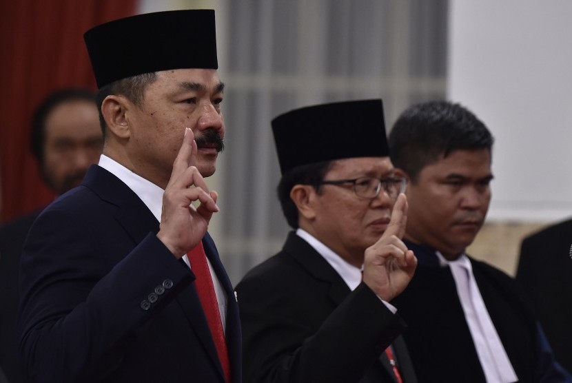 Duta Besar Indonesia untuk Malaysia Rusdi Kirana (kiri) mengucapkan sumpah jabatan saat pelantikan di Istana Negara, Jakarta, Kamis (18/5). 