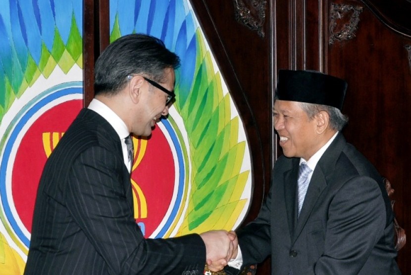Duta Besar Indonesia untuk Turki, Wardana (kanan)