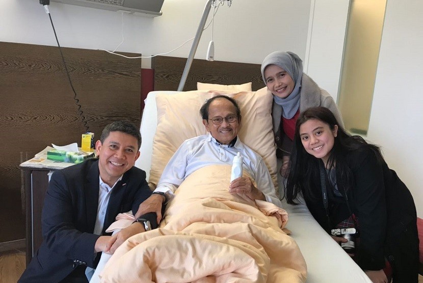 Indonesian Ambassador to Ukraine, Yuddy Chrisnandi (left) pays a visit to the third President of the Republic of Indonesia, BJ Habibie at the Clinic Starnberg-Munchen Germany, Friday (March 9).