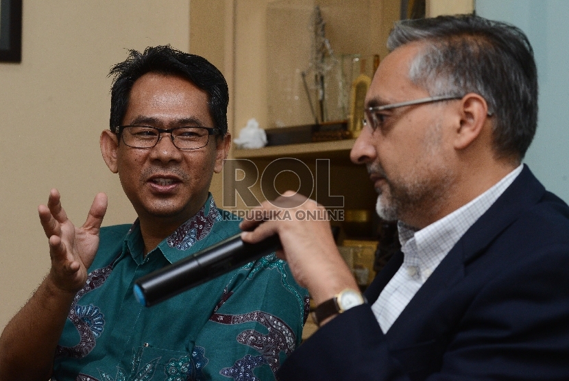 Duta Besar Inggris untuk Indonesia, Moazzam Malik (kanan) bersama Pemimpin Redaksi Republika Nasihin Masha di Kantor Republika, Jakarta Selatan, Kamis (27/8). 