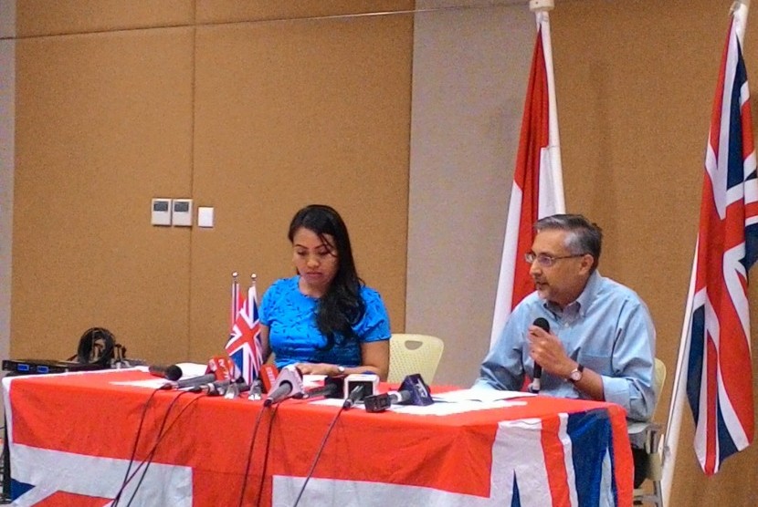 Duta Besar Inggris untuk Indonesia Moazzam Malik (kanan) bersama Juru Bicara Kedubes Inggris Faye Belnis dalam konferensi pers terkait kedatangan Perdana Menteri Inggris David Cameron ke Indonesia, Ahad (26/7). 