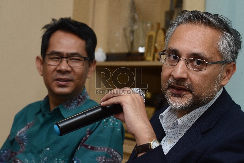 Duta Besar Inggris untuk Indonesia, Moazzam Malik (kanan) bersama Pemimpin Redaksi Harian Umum Republika Nasihin Masha (kiri) di Kantor Harian Republika, Jakarta Selatan, Kamis (27/8). 