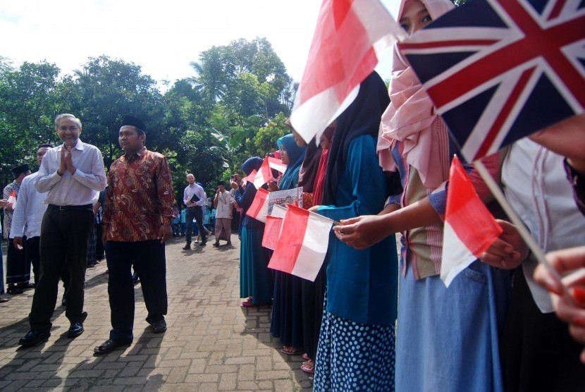 Duta Besar Inggris untuk Indonesia Moazzam Malik (kiri) didampingi Pimpinan Pondok Pesantren Edi Mancoro Muhammad Hanif (kedua kiri) mengunjungi pondok pesantren di Tuntang, Kabupaten Semarang, Jawa Tengah, Rabu (24/2)