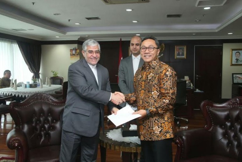 Duta Besar Iran untuk Indonesia Vaiollah Mohammadi bersama Ketua MPR Zulkifli Hasan.