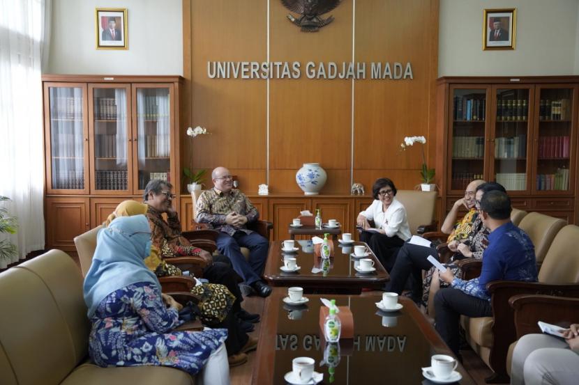 Duta Besar Irlandia untuk Indonesia Padraig Francis berkunjung ke Universitas Gadjah Mada, Selasa (1/11/2022). Kunjungan tersebut diterima oleh Rektor UGM, Prov Ova Emilia.