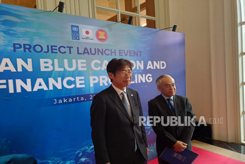 Duta Besar Jepang untuk ASEAN Kiya Masahiko (kiri) dan Resident Representative UNDP Indonesia Norimasa Shimomura (kanan) dalam peluncuran proyek ASEAN Blue Carbon and Finance Profiling (ABCF) di Jakarta, Rabu (21/5/2025).