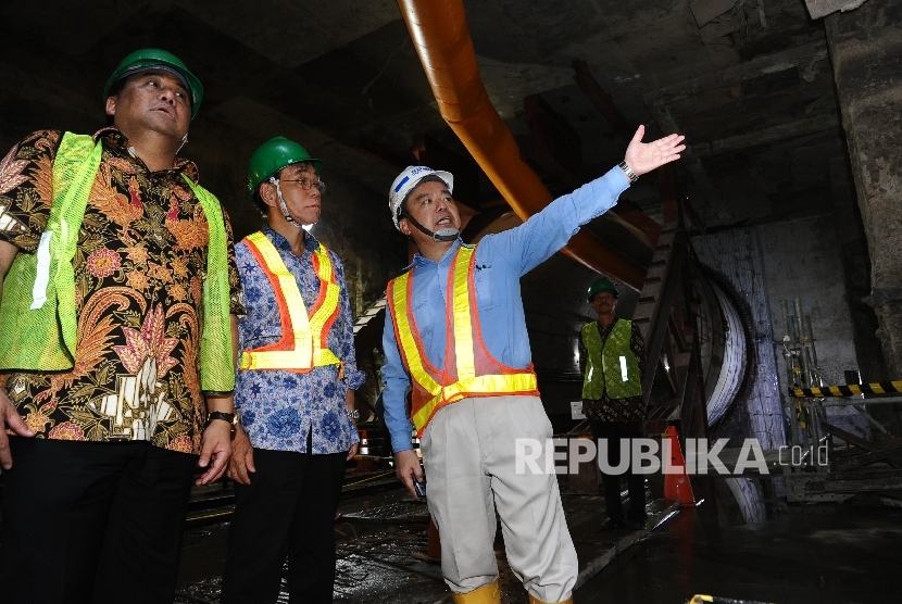 Duta Besar Jepang Y.M Tanizaki Yasuaki (tengah), Ketua Umum Perhimpunan Persahabatan Indonesia Jepang (PPIJ) Rahmat Gobel (kiri) sedang melihat pembangunan terowongan bawah tanah MRT, Jakarta, Kamis (17/3).  (Republika/Tahta Aidilla)