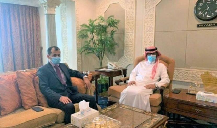 Duta Besar Kerajaan Arab Saudi untuk Filipina Dr. Abdullah Al-Bussairy menerima atase tenaga kerja Muhammad Bin Obaidullah Al-Mutairi di kantornya di Manila.