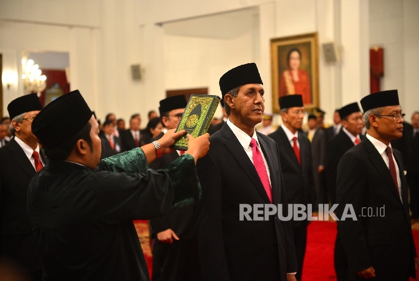 President Joko Widodo (Jokowi) installed 17 new Indonesian ambassadors at the State Palace, Monday (March 13).