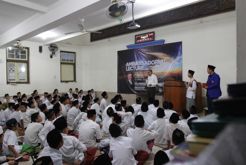 Duta Besar Moazzam Malik memberikan keynote speech di Madrasah Muallimin Muhammadiyah.
