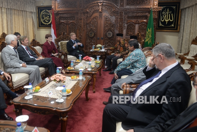 Duta besar negara di Uni Eropa diterima oleh Ketua Umum PP Muhammadiyah Haedar Nashir di Gedung Pusat Dakwah Muhammadiyah, Jakarta, Selasa (14/2). 