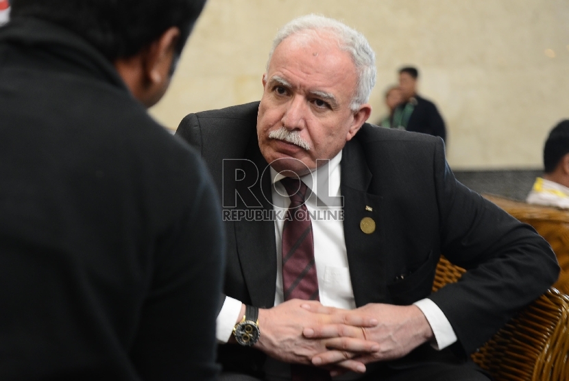 Duta Besar Palestina, Fariz Mehdawi di wawancarai oleh media saat KTT Asia Afrika yang berlangsung di Jakarta Convention Center, Senin (20/4).  (Republika/Raisan Al Farisi)