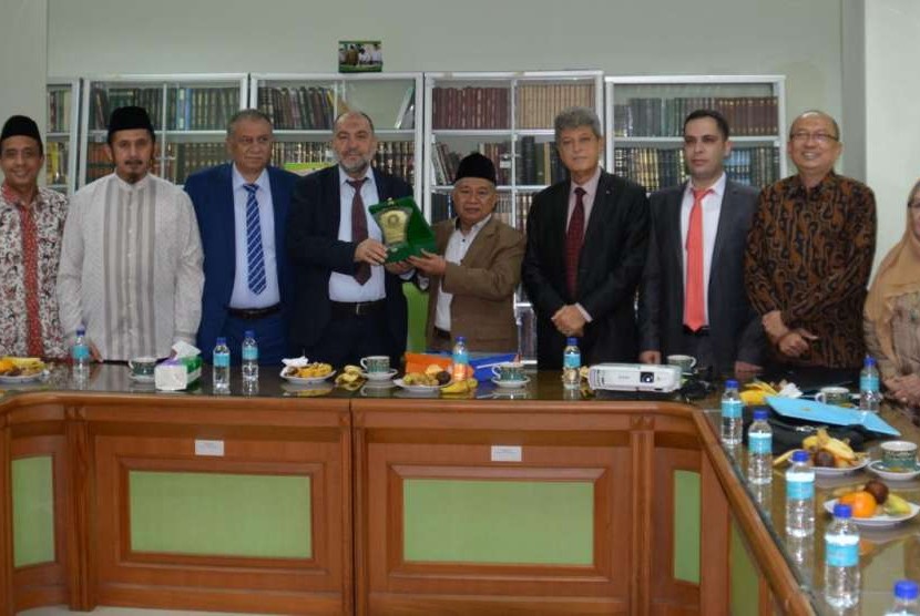 Duta Besar Palestina untuk Indonesia, Zuhair Al Shun dan Walikota Hebron, Mr Tayserr Abu Sinina bersama jajarannya mengunjungi MUI Pusat bertemu Ketua Bidang Hubungan Luar Negeri MUI, KH Muhyiddin Junaidi serta jajarannya, Rabu (19/9). 
