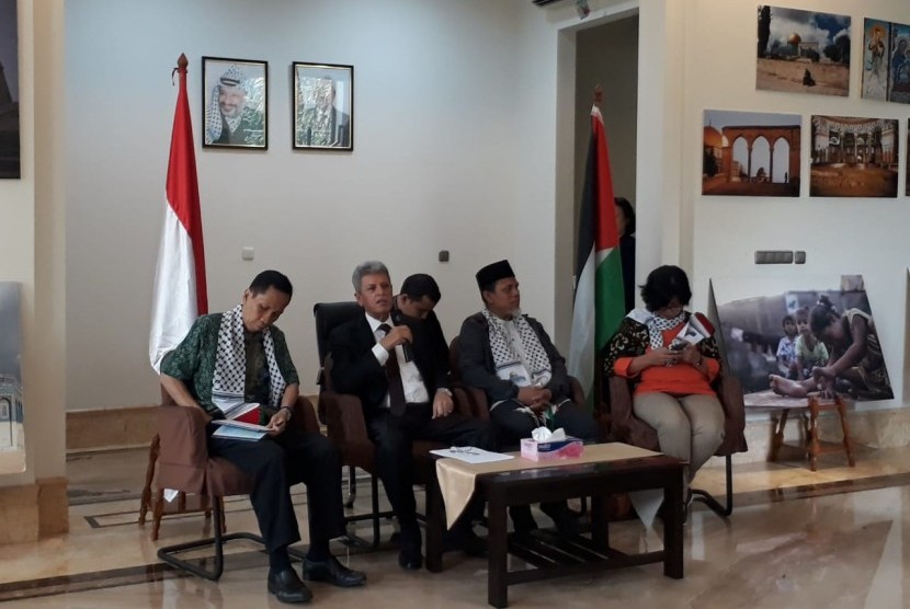 Duta Besar Palestina untuk Indonesia Zuhair Al Shun (kedua dari kiri) dalam konferensi pers seputar isu terbaru Palestina di Kedutaan Besar Palestina di Jakarta, Rabu (26/6).