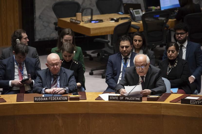 Duta Besar Palestina untuk PBB, Riyad Mansour berbicara di samping Wakil Tetap Rusia untuk PBB Vassily Nebenzia dalam pertemuan Dewan Keamanan di markas besar PBB, Jumat, 22 Desember 2023.
