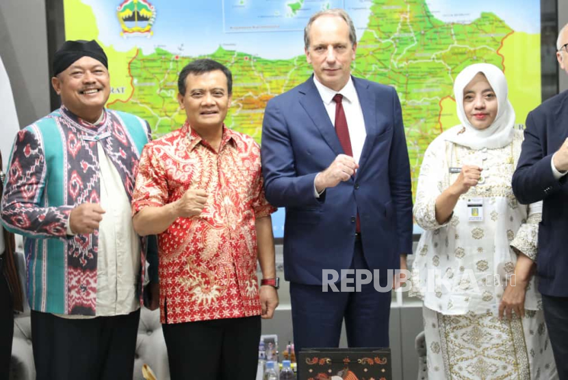 Duta Besar Prancis untuk Indonesia, Fabien Penone melakukan pertemuan dengan Gubernur Jawa Tengah, Ahmad Luthfi di Kota Semarang pada Kamis (25/9/2025). Kunjungan itu untuk mempererat kemitraan antara Provinsi Jawa Tengah dengan negara tersebut.