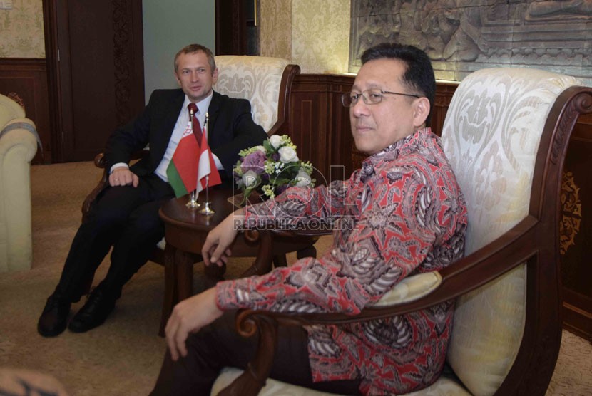  Duta Besar Republik Belarus untuk Indonesia Vladimir Lopato-Zagorsky (kiri) bertemu dengan Ketua DPD RI Irman Gusman di ruang Pimpinan DPD RI, Gedung Parlemen, Jakarta, Jumat (7/11). (Republika/Agung Supriyanto)