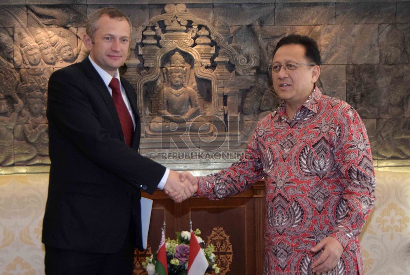  Duta Besar Republik Belarus untuk Indonesia Vladimir Lopato-Zagorsky (kiri) bertemu dengan Ketua DPD RI Irman Gusman di ruang Pimpinan DPD RI, Gedung Parlemen, Jakarta, Jumat (7/11). (Republika/Agung Supriyanto)