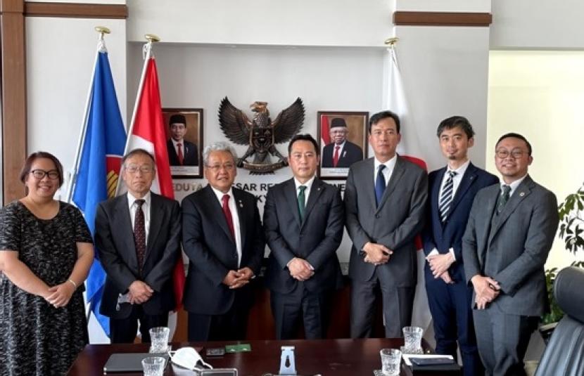 Duta Besar Republik Indonesia (Dubes RI) untuk Jepang, Heri Akhmadi melakukan pertemuan dengan CEO Tokyo Verdy Takaaki Nakamura 